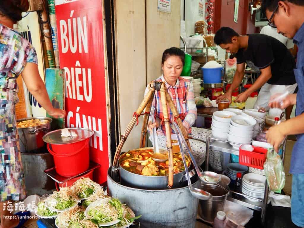 胡志明市在地美食Bun Rieu 番茄蟹膏湯粉料理