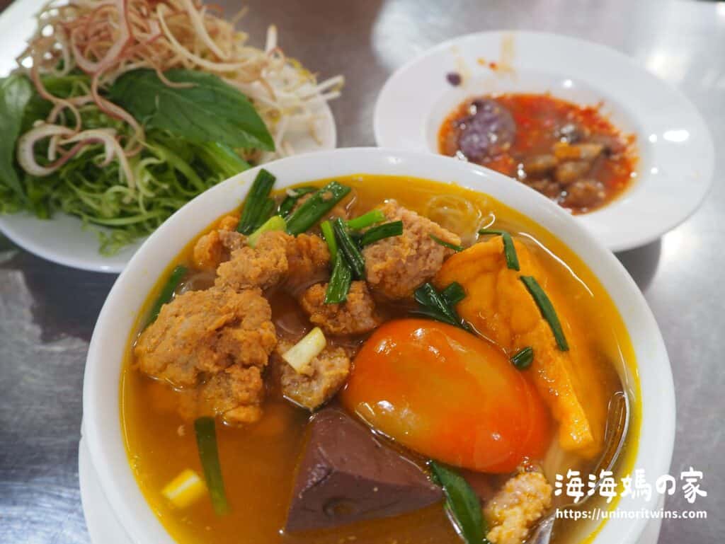 胡志明市必吃在地美食Bun Rieu 番茄蟹膏湯粉