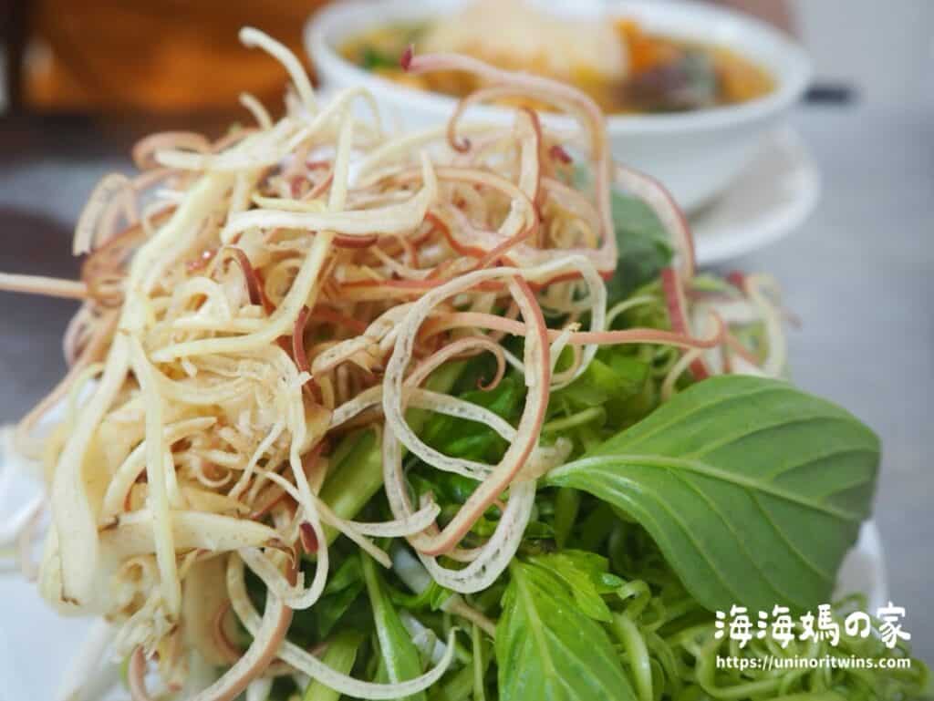 越南美食香蕉花Bun Rieu with banana blossom and bean sprouts