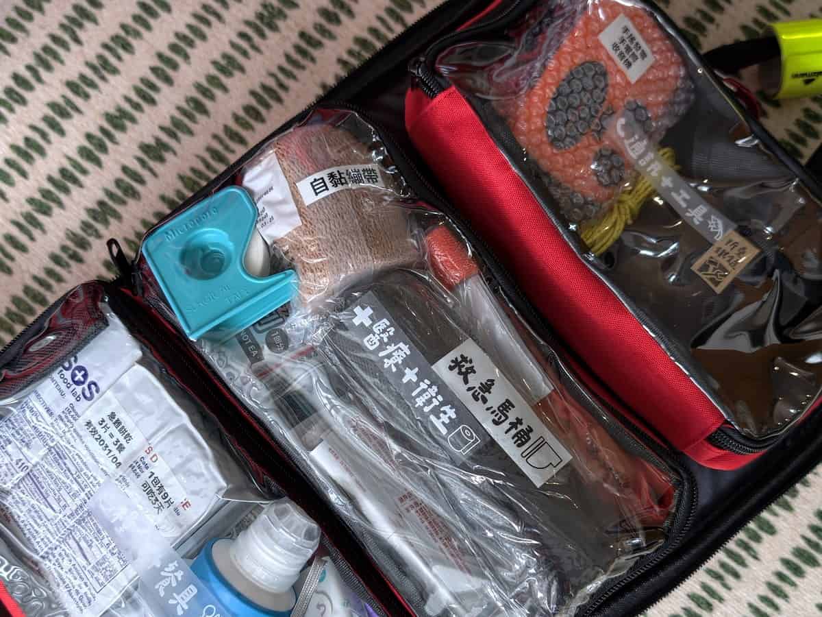 家庭版緊急避難包清單|80多項物資推薦 + 手冊分享 緊急避難包內部物資整理